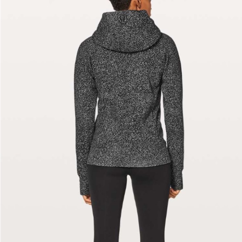Lululemon Scuba Hoodie Light Cotton Fleece
Night View White Black